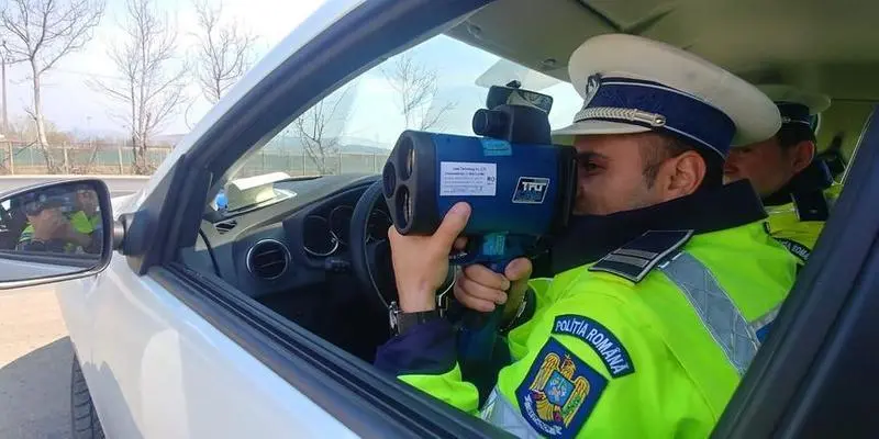 Doi tineri șoferi, prinși cu 165 km/h pe Autostrada Transilvania. / Foto: Inquam Photos