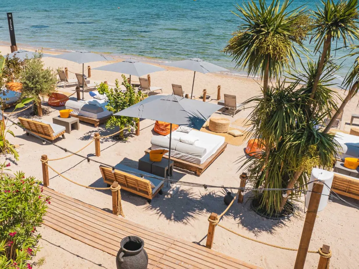 Stațiunea Olimp revine pe harta fițelor: 2 șezlonguri – 200 lei, rezervare masă restaurant – 500 lei - Foto: moussaybeachclub.com