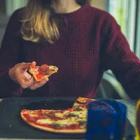 De unde vine poftă de pizza sau cartofi prăjiți după ce bei alcool? Medic: Corpul strigă după ajutor - Foto: Profimedia images