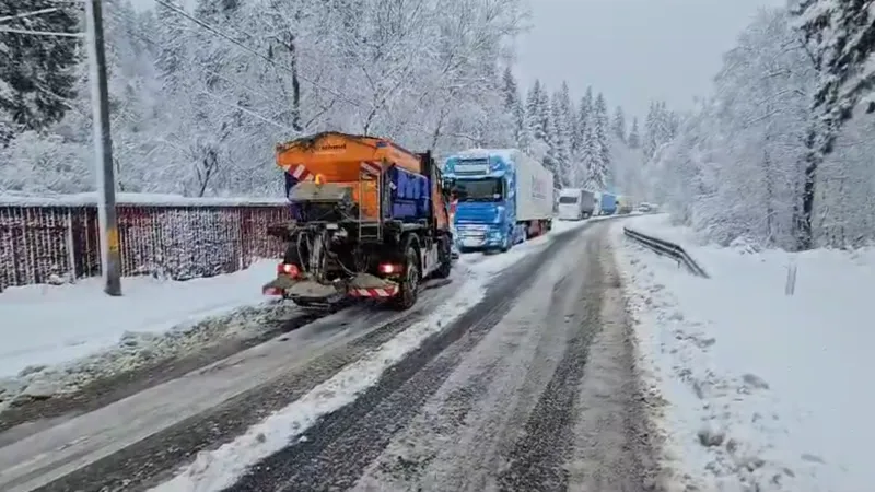 TIR-uri blocate pe DN1, din cauza zăpezii. Unele nu aveau anvelope de iarnă - Foto: bizbrasov.ro