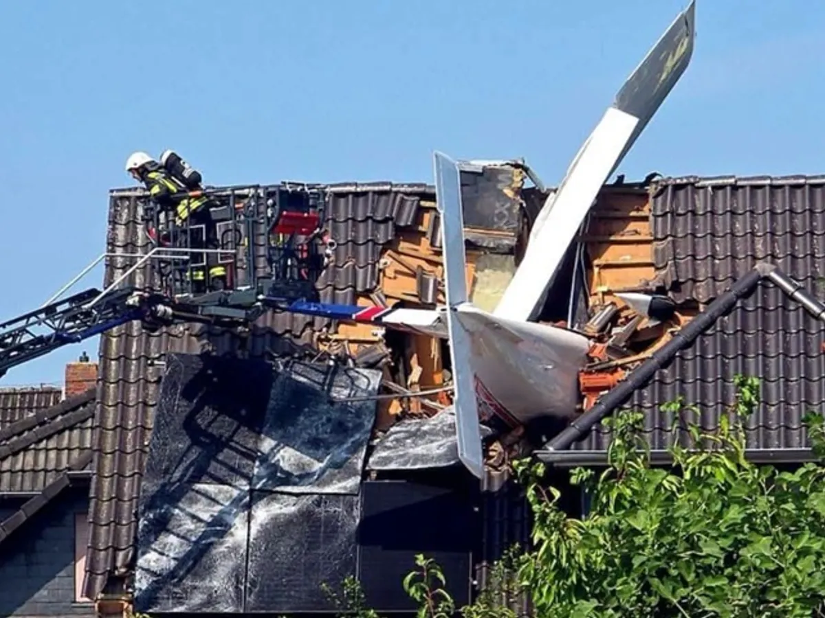 Un avion de mici dimensiuni, de turism, s-a prăbuşit pe acoperişul unei case în Germania. Doi oameni au murit