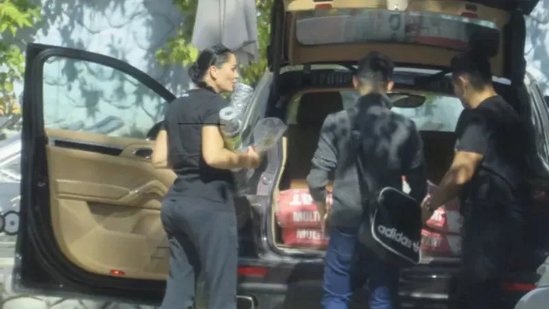 Brigitte Pastramă a transformat Porsche Cayenne în „căruță”. A culcat bacheta și cară saci de ciment. / Foto: cancan.ro