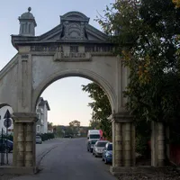Poarta Cimitirului Evreiesc, așa cum arăta înainte să fie demolată. SURSA: Facebook Institutul „Elie Wiesel”