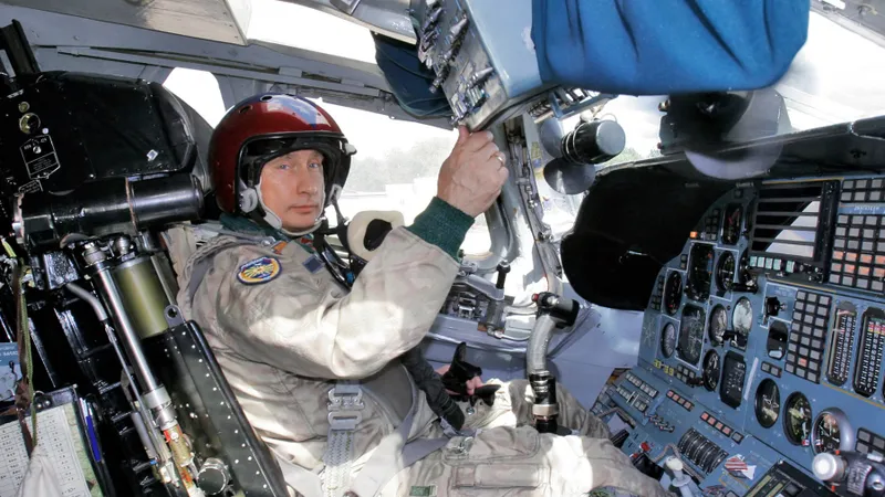 Vladimir Putin în interiorul unui bombardier strategic Tupolev-160- Foto: Profimedia Images