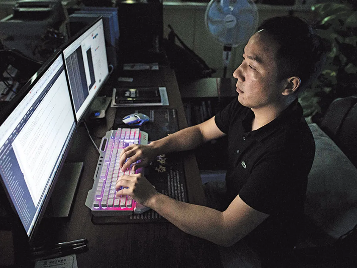 Un hacker chinez, la biroul său din Dongguan, China