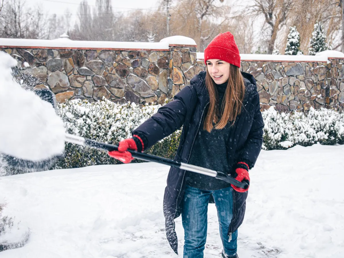 METEO 500 lei amendă dacă nu cureți zăpada de pe locul de parcare și din fața casei. Unde o poți depozita?