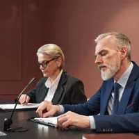Judecători pledând - Foto: Freepik