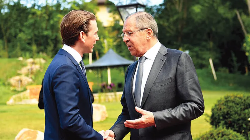 RELAȚII Și tânărul cancelar Sebastian Kurz, aici împreună cu ministrul rus de Externe, Serghei Lavrov, se înscrie în „tradiție“ și depune eforturi neobosite de a intensifica cooperarea cu Rusia