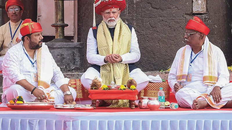 Prim-ministrul Indiei, Narendra Modi (centrul imaginii), se roagă la Ramkund (un iaz religios) din Nashik - Foto: Profimedia Images