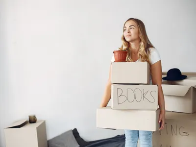 Femeie cu cutii de carton - Foto: Magnific.com (Imagine cu rol ilustrativ)