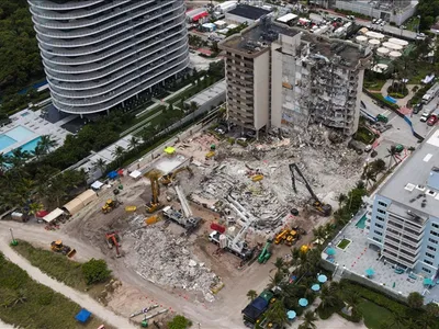 Partea clădirii cu 13 etaje care s-a surpat în Surfside, Miami, a fost demolată în mod controlat, înainte de sosirea furtunii tropicale Elsa/Foto: miami journal