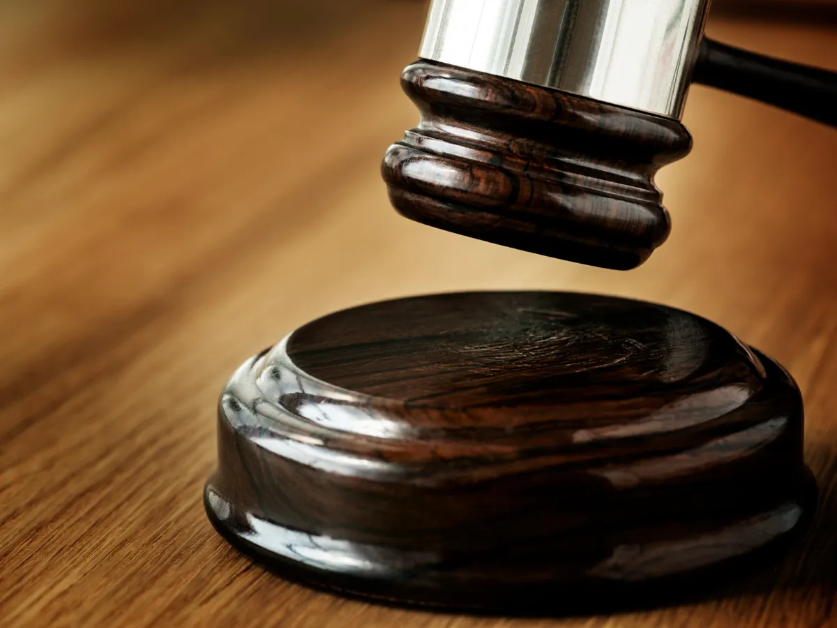 O judecătoare a fost exclusă din magistratură după ce a amânat pronunțarea în sute de cauze