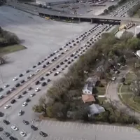 Maținile stau la rând pe kilometri întrebi în Texas lacentrele la care se livrează alimente Foto: captură Youtube CBS Newstregi pentru ca am