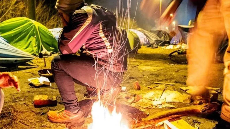 Migranți în Calais. Foto: Twitter Andrew Hasson