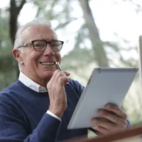 Cum pot câștiga pensionarii 1.600 lei in plus la pensie pe luna? Ce condiții trebuie îndeplinite? - Foto: Pexels/ Andrea Piacquaido
