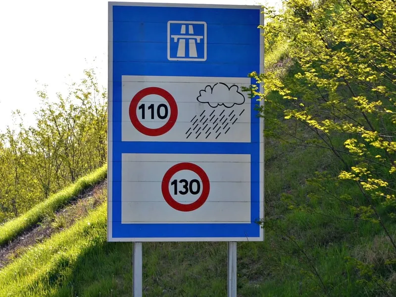 Mergi pe autostradă legal, cu 130 km/h, plouă și nu ești atent la semne? Poți lua și 3300 lei amendă - Foto: thetalkingsuitcase.com - Imagine cu rol ilustrativ