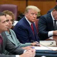 Fostul președinte Donald Trump stă la masa apărării alături de echipa sa de avocați într-un tribunal din Manhattan, 4 aprilie 2023, la New York - Foto: Profimedia Images