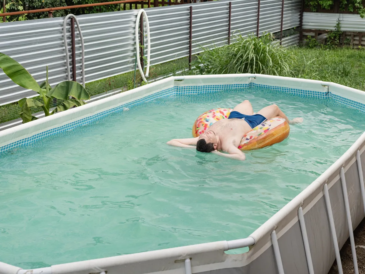 Bărbat la piscină - Foto: Magnific.com (Imagine cu rol ilustrativ)