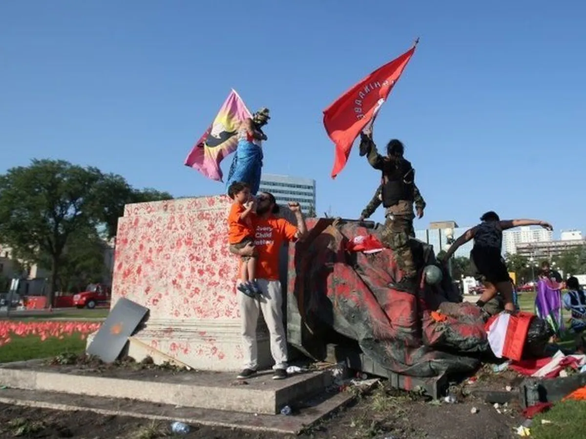 Statui ale reginei Victoria şi reginei Elisabeta a II-a, dărâmate de protestatari în Canada. / Foto: bbc.com