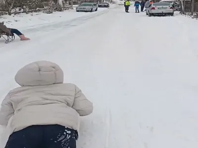 Primarul unei comune din Constanța a închis o stradă pentru ca cei mici să se dea cu săniile Foto: captură video Facebook