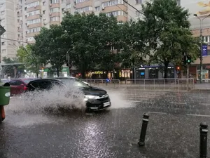 Vremea a făcut ravagii în Capitală. Vântul de peste 90 km/h a doborât tot. Când revine canicula? - Foto: Arhiva