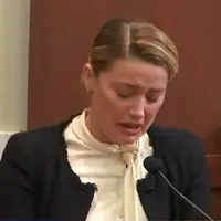 Amber Heard susține că soțul ei, Johny Depp, a agresat-o sexual cu o sticlă de lichior Foto: captură Youtube
