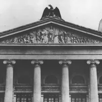 Un ansamblu sculptural, format dintr-un vultul și doi grifoni, reapare pe frontonul Palatului Universității din București după 82 de ani - Foto: unibuc.ro