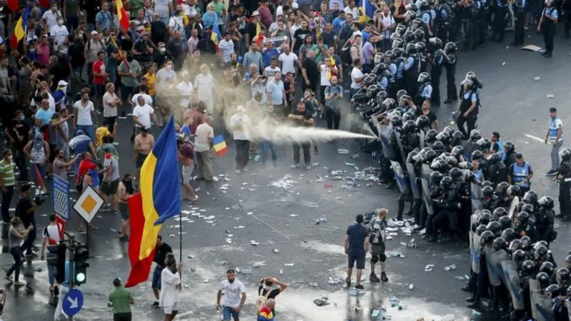 Jandarmii au dat cu gaze din plin în Piața Victoriei/FOTO: Inquam Photos/Adriana Neagoe