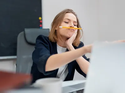 Femeie care se joacă cu un creion - Foto: Freepik (rol ilustrativ)