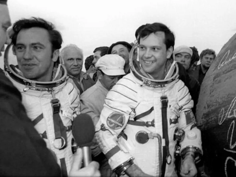 Dumitru Prunariu, în dreapta, cu partenerul de zbor cosmic, Leonid Popov, la revenirea pe Pământ, pe 21 mai 1981 - Foto: Profimedia Images