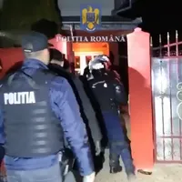 Polițiștii și jandarmii au descins la mai multe adrese din Buhuși. / Foto: captură video