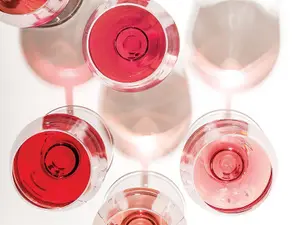 ROSÉ TOATĂ ZIUA Există un motiv pentru care această expresie a prins, mai ales vara, când popularitatea băuturii roz ajunge la cote maxime, punând în umbră alte delicii bahice de vreme caldaă