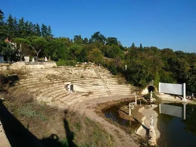 Escrocherie în Italia. Un bărbat a construit un „teatru antic” fals. A cerut 40 de euro pentru a fi vizitat - Foto: Facebook