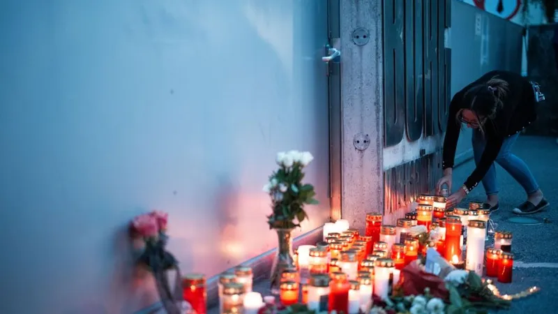 Candele şi flori sunt puse de austrieci, în faţa şcolii din Graz - Foto: Profimedia Images