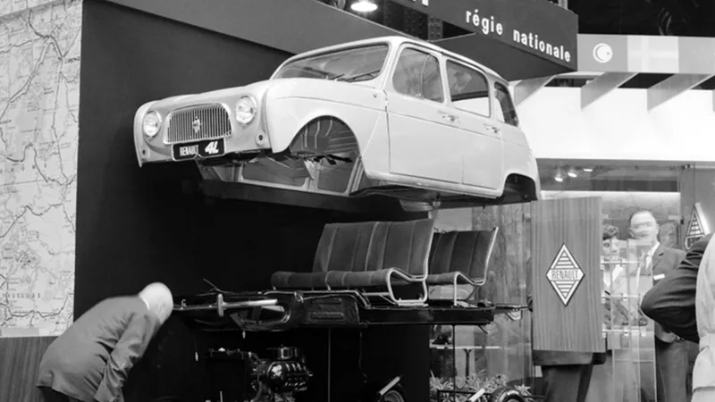 Evoluția noțiunii mașină ieftină în 60 ani: Renault 4, 5.000 franci - anii 1960, 30.000 € - 2025 - Foto: caradisiac.com