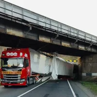 Un tramvai a lovit un pod și a blocat DN 6 în zona localității Teregova. Cum s-a întâmplat? - Foto: DRPD Timișoara