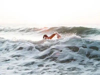 Un băiat de 13 ani a înotat 4 ore în oceanul rece pentru a-și salva mama și cei doi frați mai mici - Foto: Freepik (imagine cu rol ilustrativ)