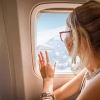 Motivul pentru care o tânără a fost felicitată că NU a cedat locul de la geam din avion unui copil - Foto: Freepik (imagine cu rol ilustrativ)