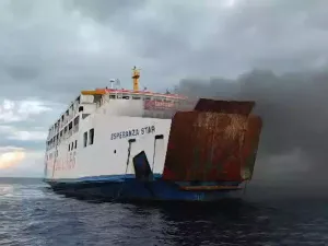 Un feribot cu 120 de pasageri la bord, cuprins de flăcări - Foto: Captura Video / CNN