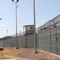 Turn de pază, dincolo de zidul Închisorii militare Guantanamo - Foto: Profimedia Images