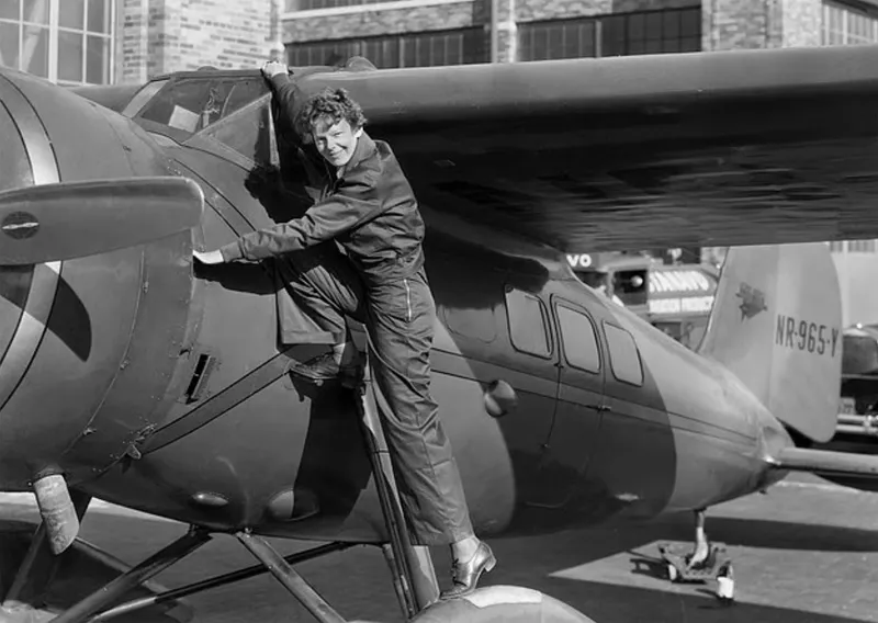 Amelia Earhart (1897-1937), pionieră americană a aviației, cu avionul ei roșu Lockheed 5C Vega, în 1932 - Foto: Profimedia Images