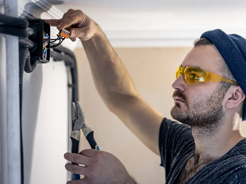 Facturi mari la gaz și curent? Unii români se „descurcă”. 9,9 milioane kWh, furați de la un furnizor - Foto: Freepik (Imagine cu rol ilustrativ)