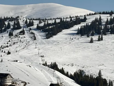 La Rânca, sunt amenajate patru pârtii de schi, însă doar una va funcționa de Paște - Foto: Facebook / Ski Rânca