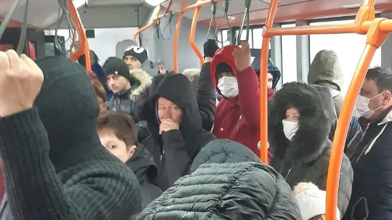 Se recomandă purtarea măştii de protecţie în mijloacele de transport. Te poți infecta