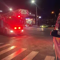 60 de ieșeni, evacuați din apartamentele lor. Vechiturile strânse în casa scării au luat foc/FOTO: ziaruldeiasi.ro