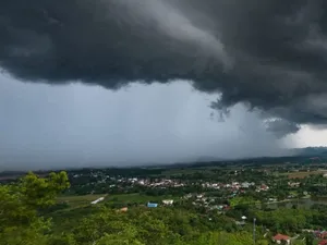 METEO Cod roșu și portocaliu de ploi torențiale - Foto: Profimedia images