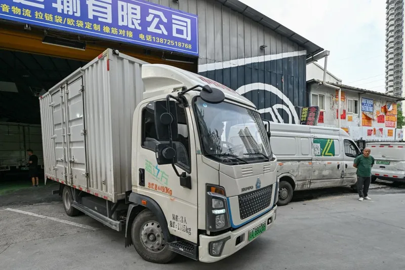 Un camion cu mărfuri pentru livrare părăsește un depozit cu colete ale gigantului chinez online Temu - Foto: Profimedia Images