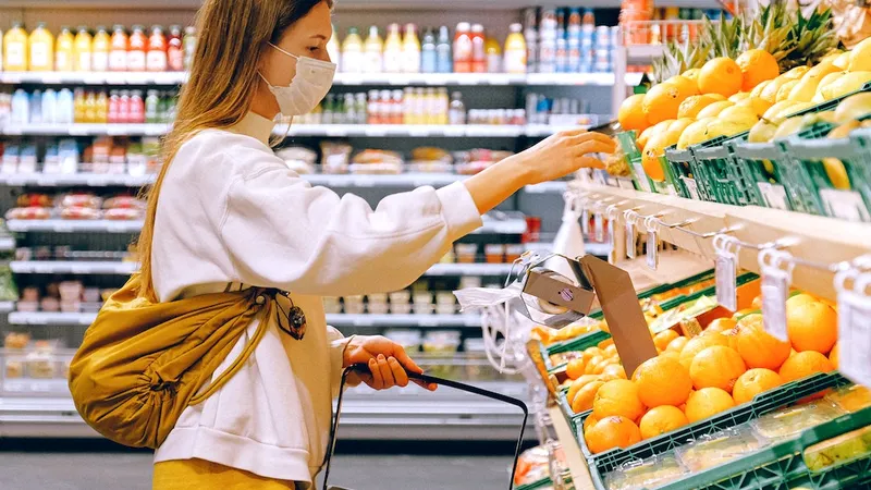 ANALIZĂ 20 de produse alimentare de bază s-au scumpit într-un an. Coșul minim lunar a crescut cu 11% / Green Queen
