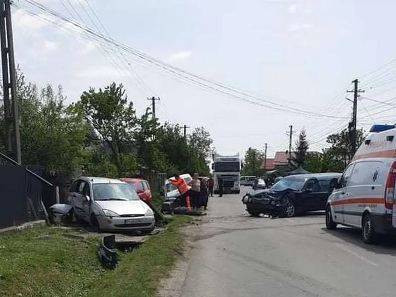 Un dric Mercedes s-a lovit cu un Ford Focus. / Foto: Info Trafic 24, Facebook