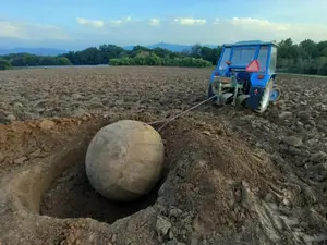 Ce a descoperit un fermier în timp ce își ara terenul. A început să sape și a alertat autoritățile. Iată ce a găsit îngropat în terenurile sale. - Foto: Slovacia / imagine cu caracter ilustrativ